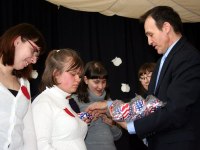 Fotografia: Pan Konsul Jeff Guskill wręcza uczniom upominki